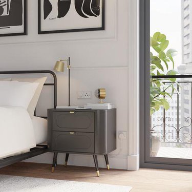 Прикроватная тумбочка